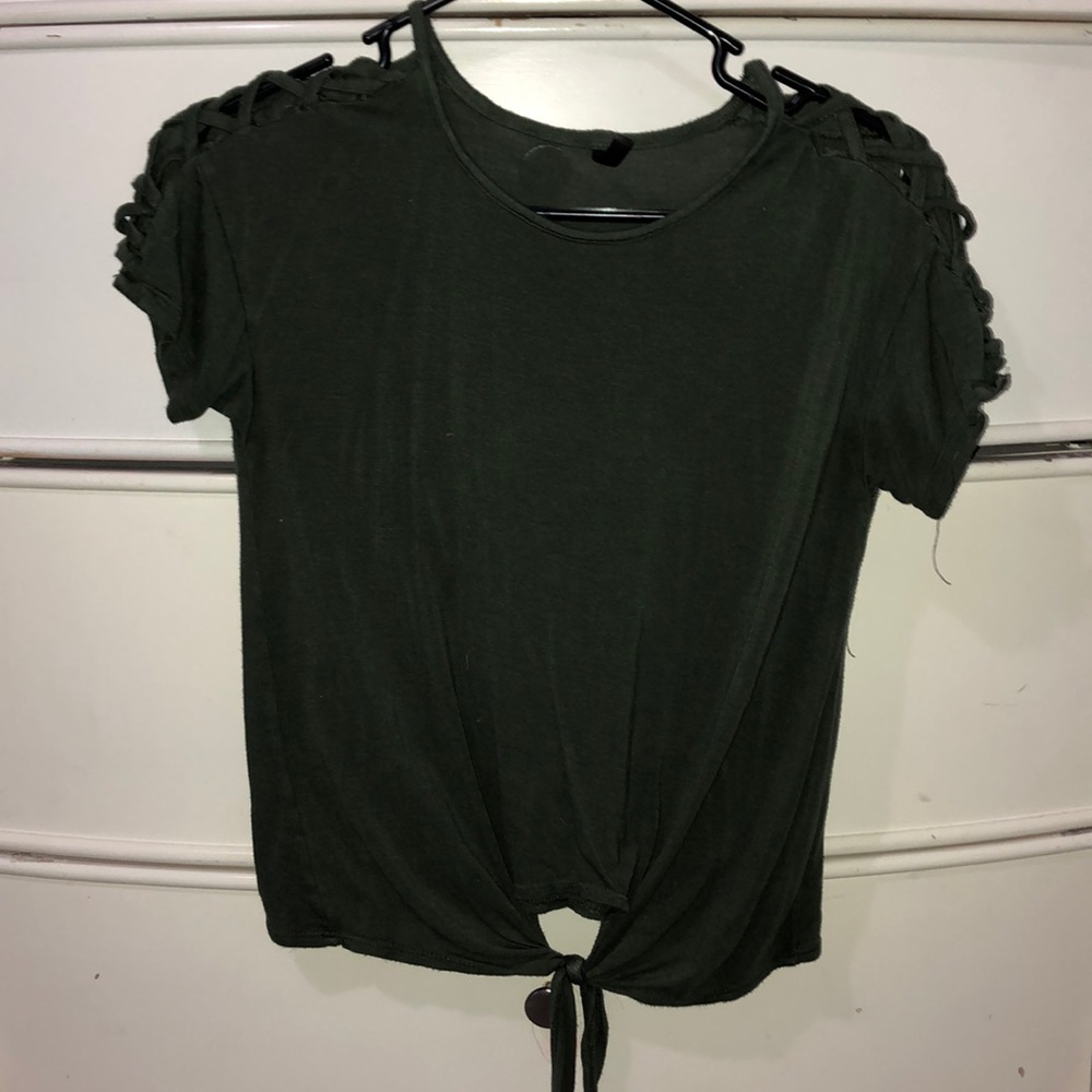 Cropped army green short sleeve shirt
